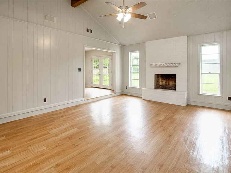 904 Holleman Dr — Photo 8