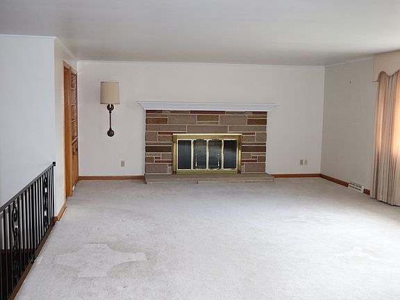 Living Room with fireplace