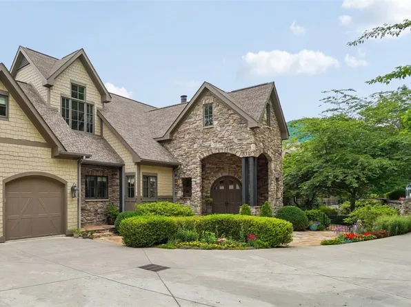 817 Mountain Summit Rd, Travelers Rest, SC 29690