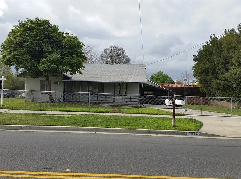 3572 Harrison St — Photo 1