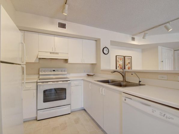 135 Yacht Club Way APT 207