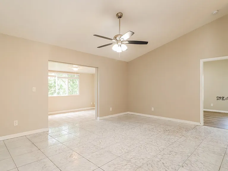 10402 Barnett Loop — Photo 3