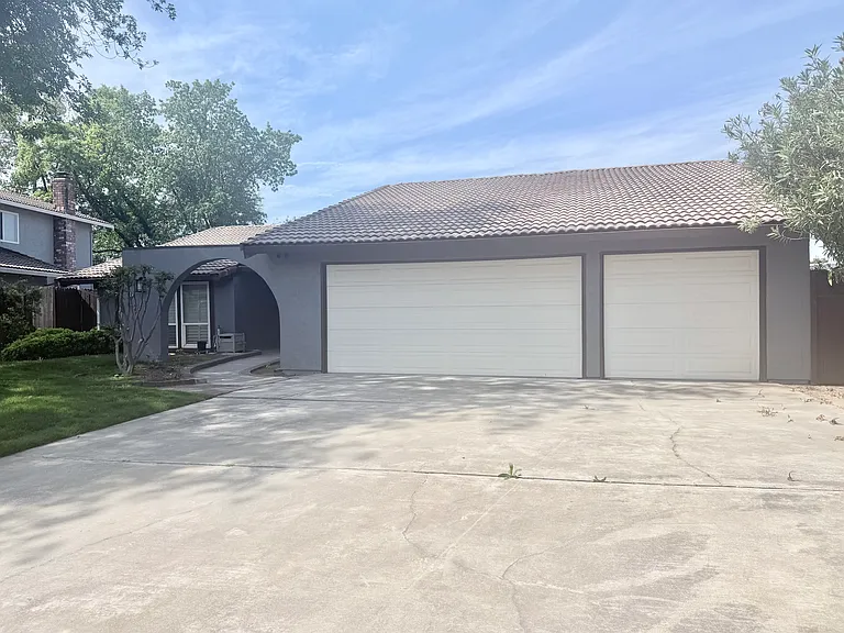 1302 Mossbrook Ct — Photo 1