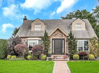 1040 Robin Rd, Franklin Square, NY 11010