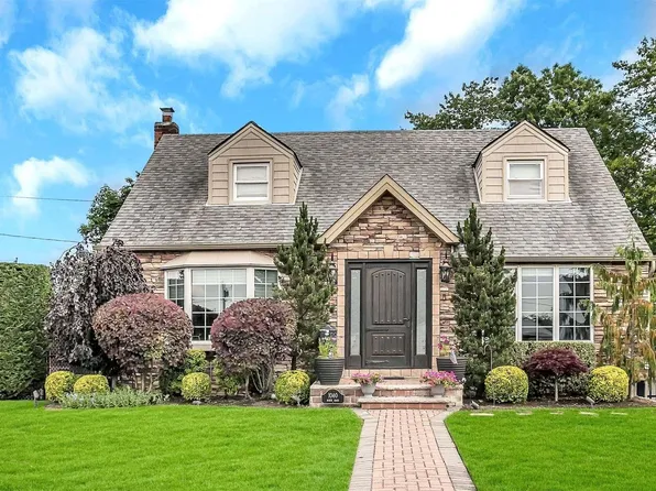 1040 Robin Road, Franklin Square, NY 11010