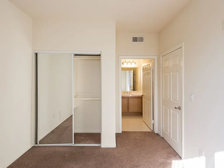 Glenoaks Villas — Photo 34