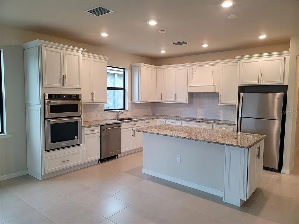 4 bed, 2.0 bath, 1849 sqft, $3,200 — Photo 3