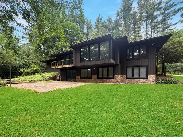 1845 Gladewood Dr, Freeport, IL 61032