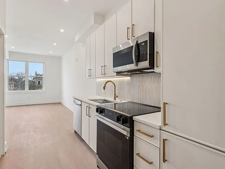 20 West — Photo 151