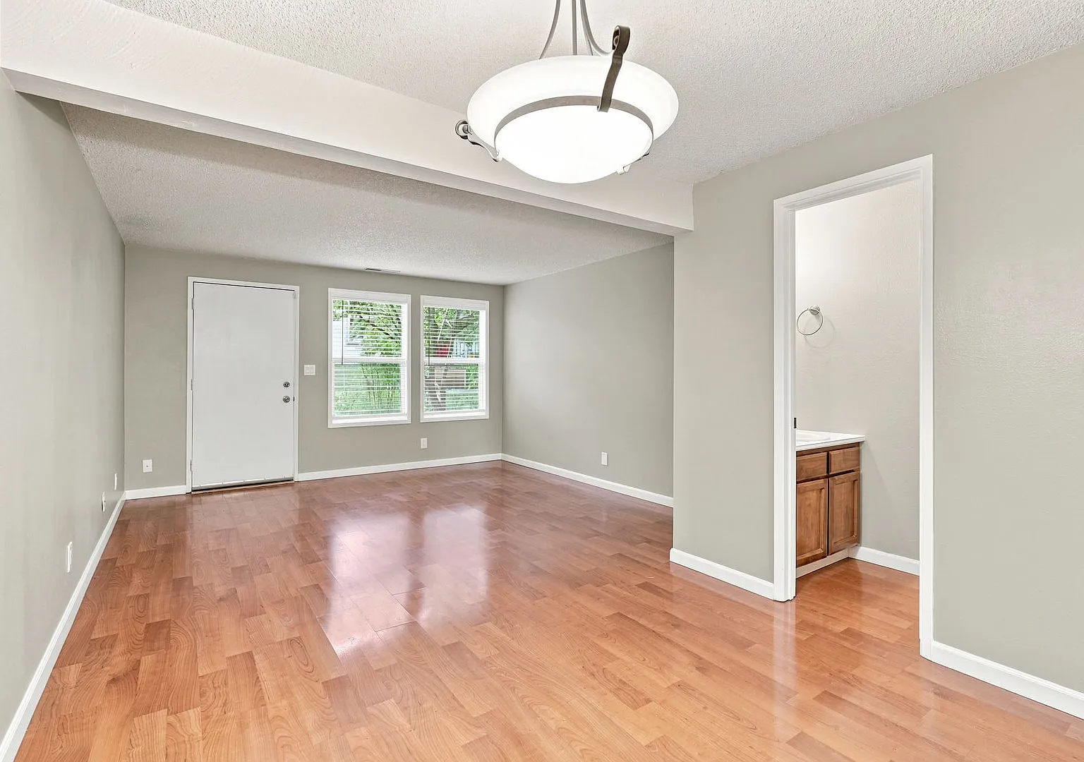Two bedroom, 1.5 bathroom Ashland townhouse | Available now — Photo 2