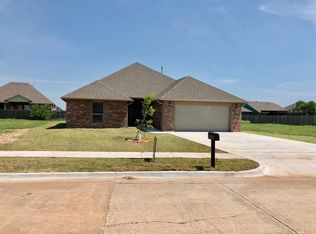 921 SW 15th St, Moore, OK 73160