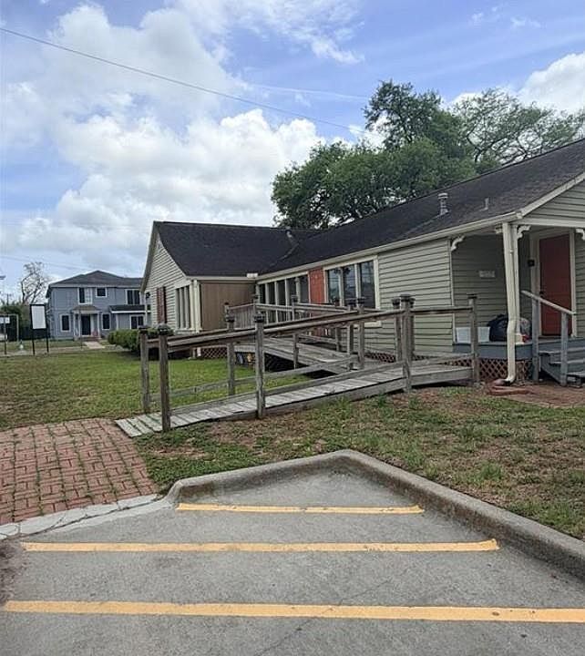 1st image of 607 N Bridge St