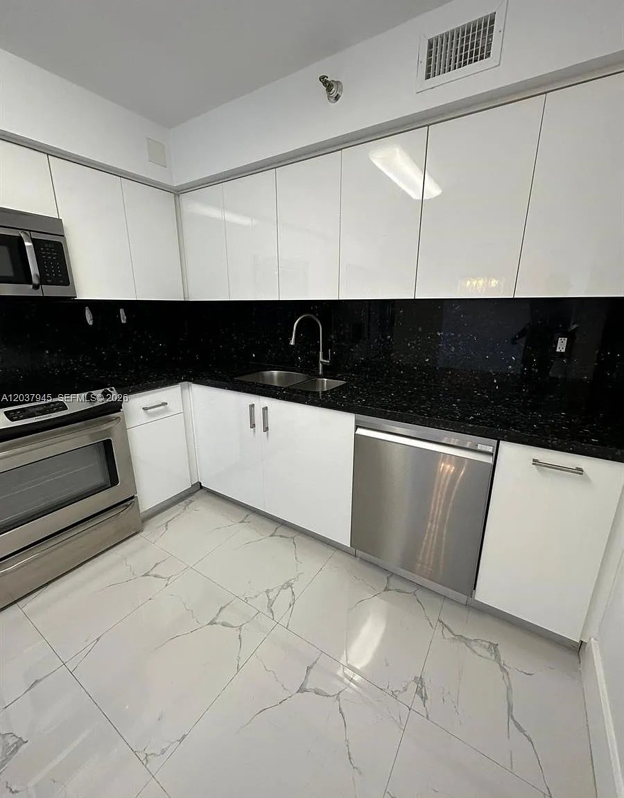 Mystic Pointe Tower 500 C — Photo 1