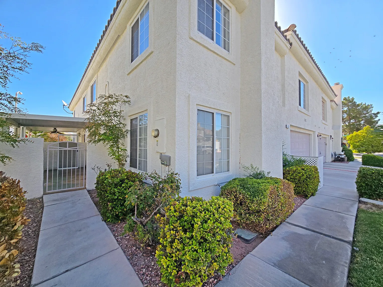 3 bed, 2.5 bath, 1774 sqft, $1,950 — Photo 3