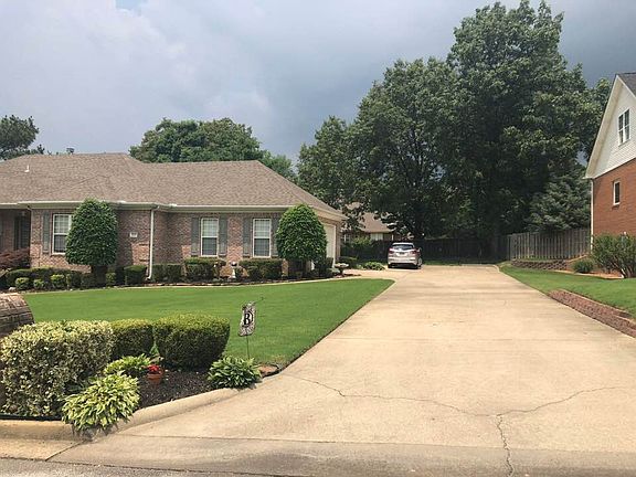 Driveway w/ parking