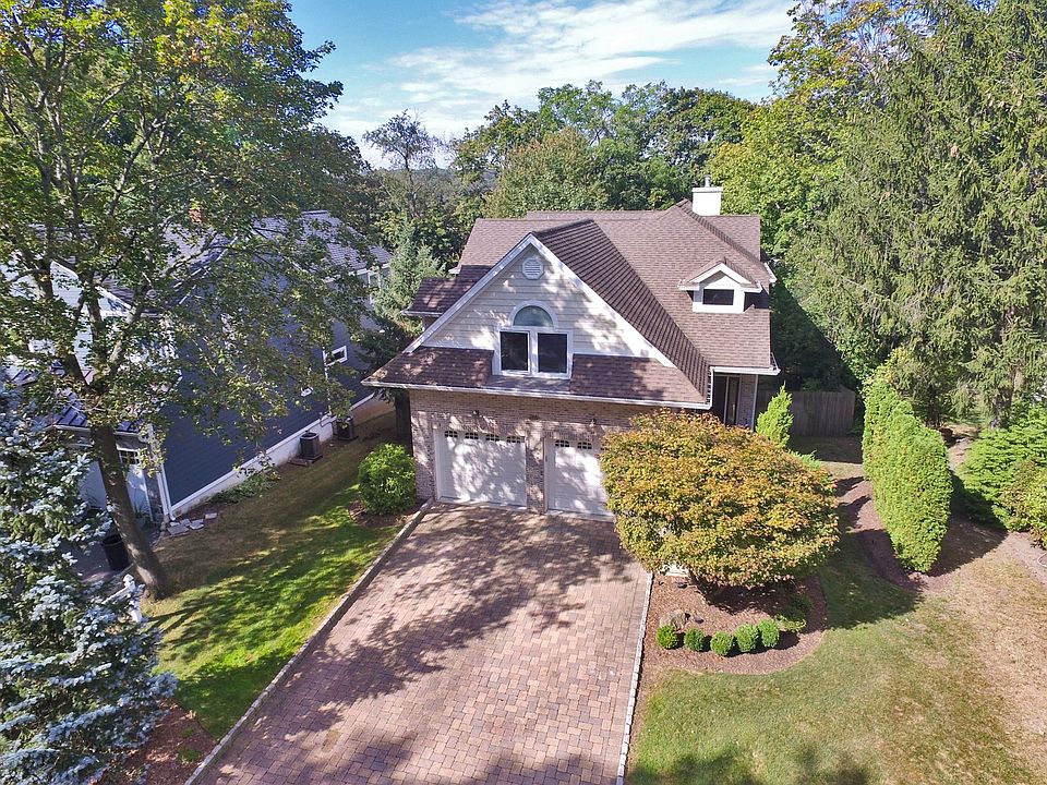 2nd image of 107 Magnolia Ave