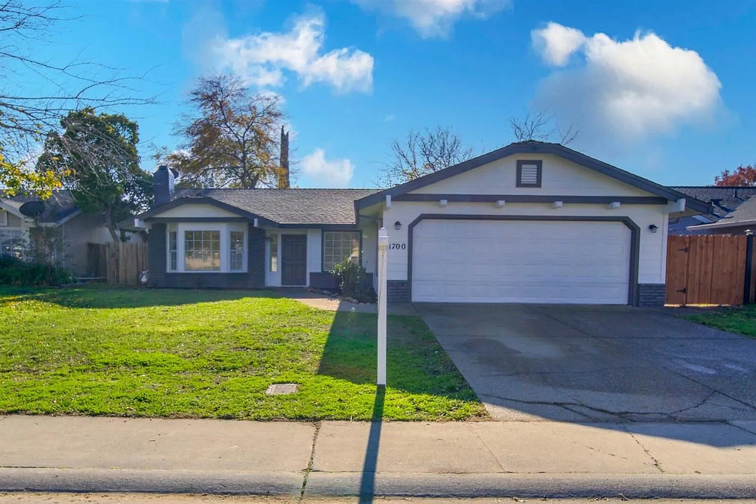1700 Brookglen Dr photo 1