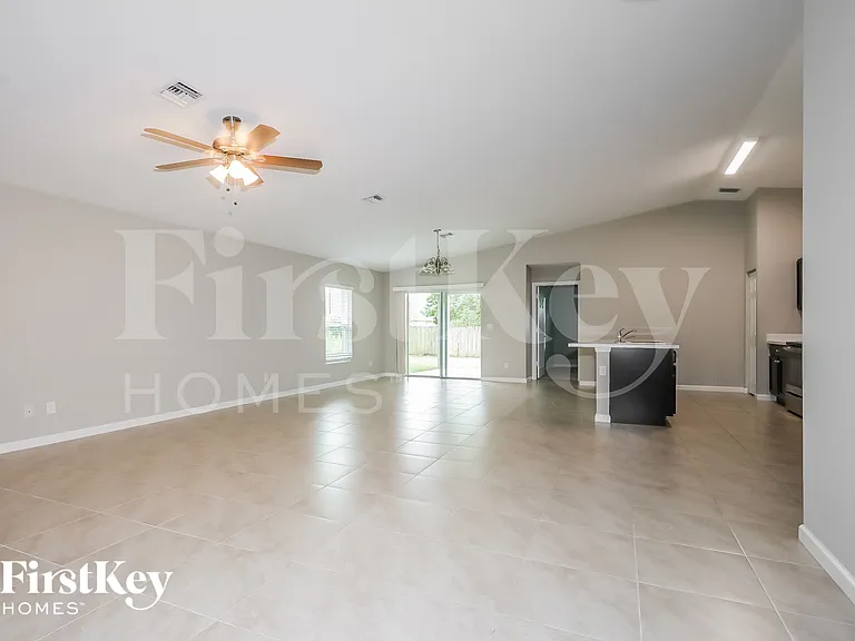 623 SW Homeland Rd — Photo 4