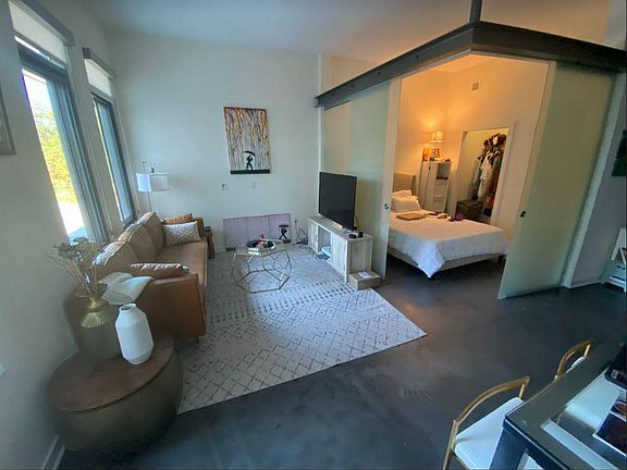 3rd image of 3292 Mount Vernon Ave #435