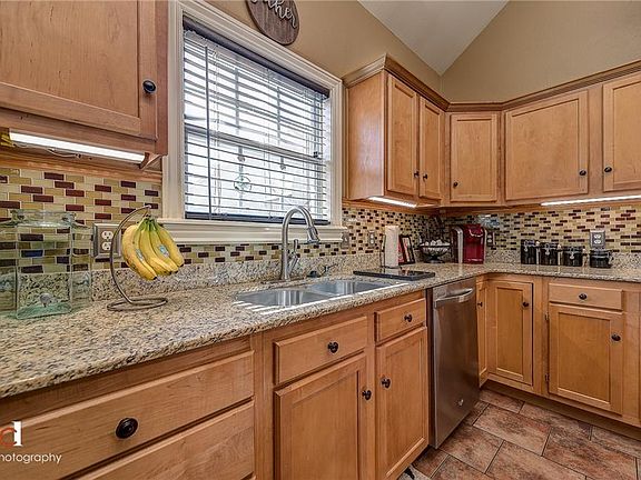 4th image of 1406 NE Dysart Woods Ln