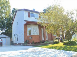 21600 Pleasant St, Saint Clair Shores, MI 48080