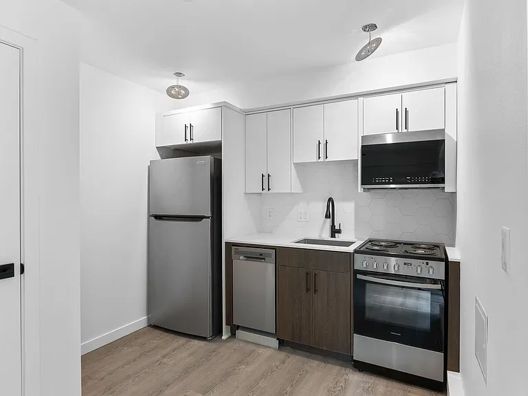 **4 Weeks Free Rent Upon Move In** | New Construction - Minutes From Downtown Pdx — Photo 18