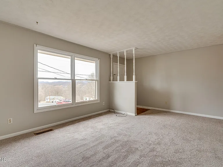 4637 Woodcliff Dr — Photo 2