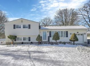 6 Marshall Dr E, New Windsor, NY 12553