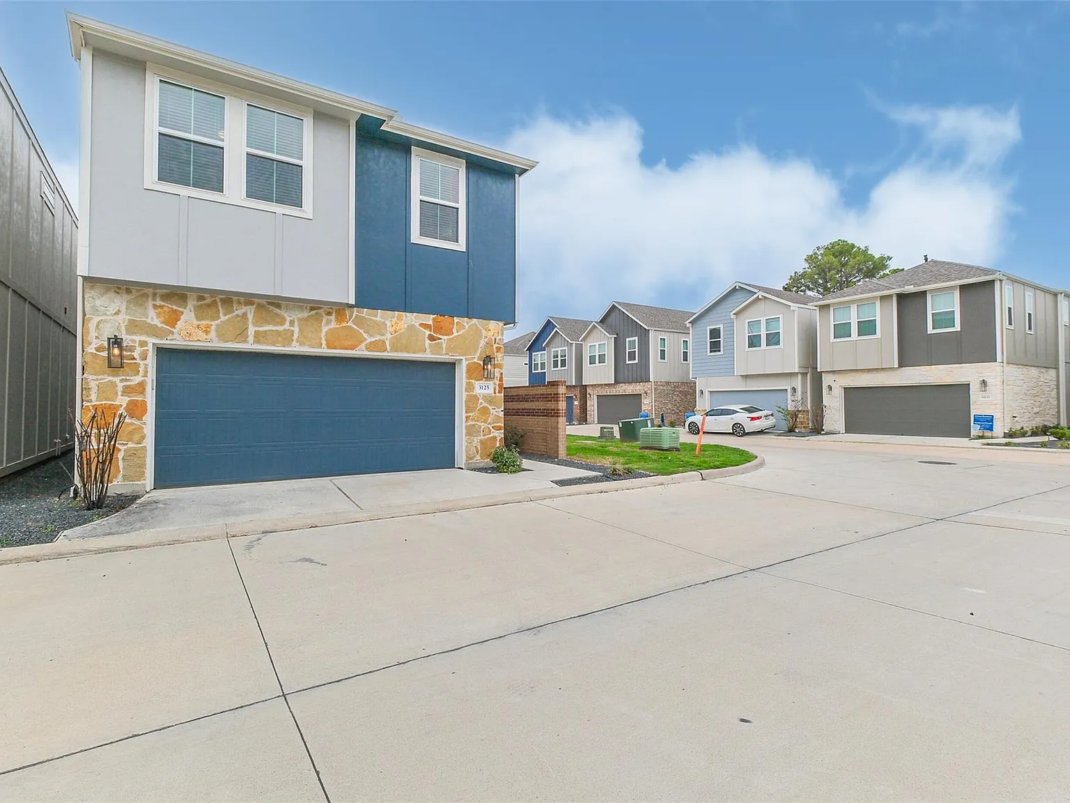 3 bed, 2.5 bath, 2130 sqft, $2,800 — Photo 2