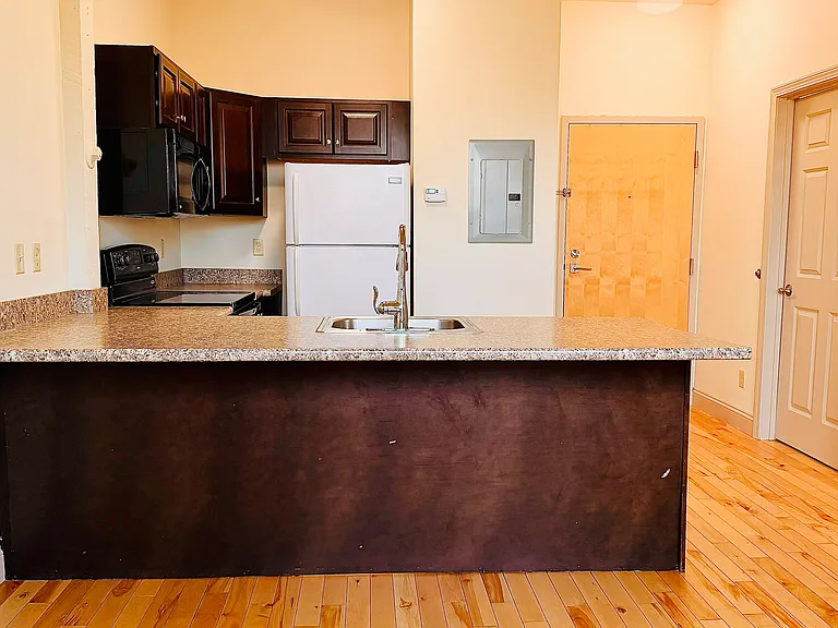 191 College St #212 — Photo 19