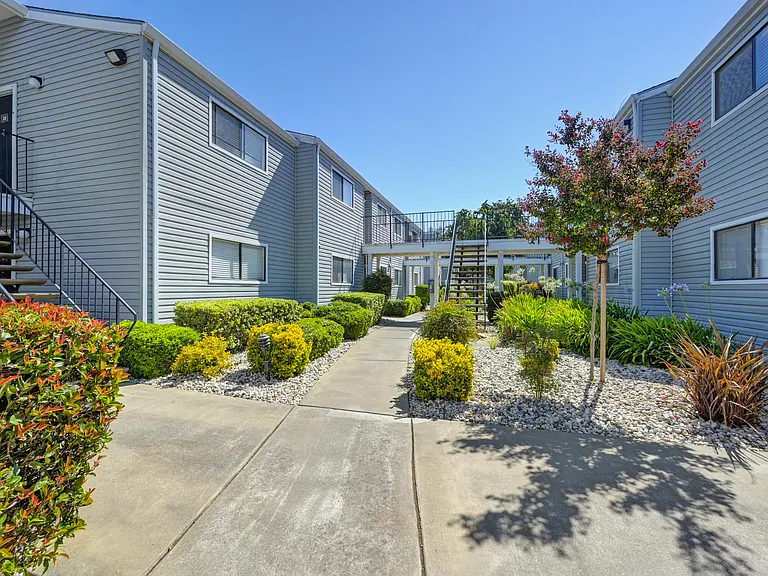 Silverstone Apartments — Photo 46