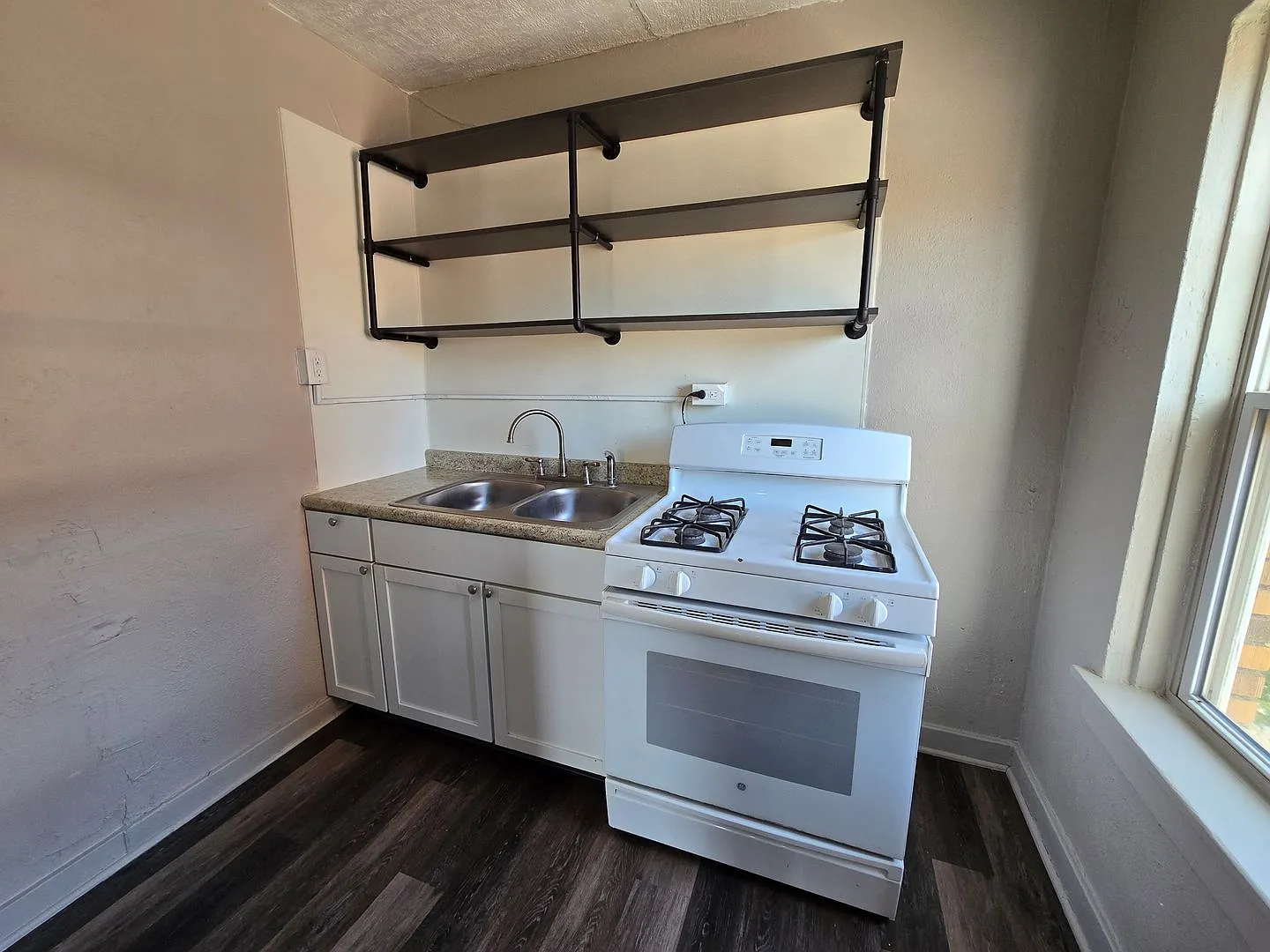 Plains - Follis - 923 Douglas St — Photo 2
