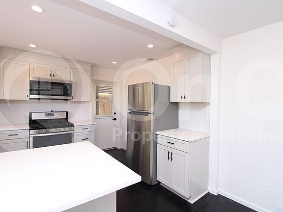 4th image of 117 W 2nd St Unit B