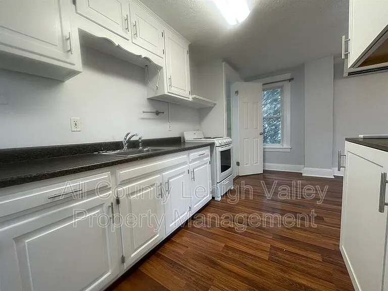 1316 Easton Ave — Photo 2