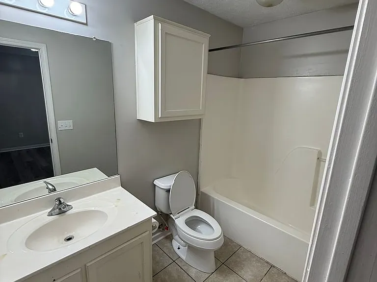 1315 Louisville St — Photo 8