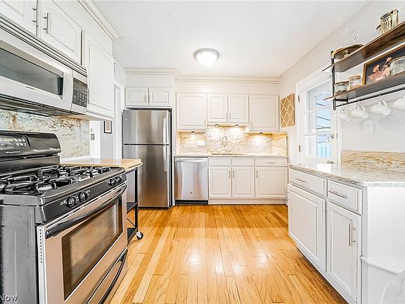 5th image of 1376 Parkview Dr