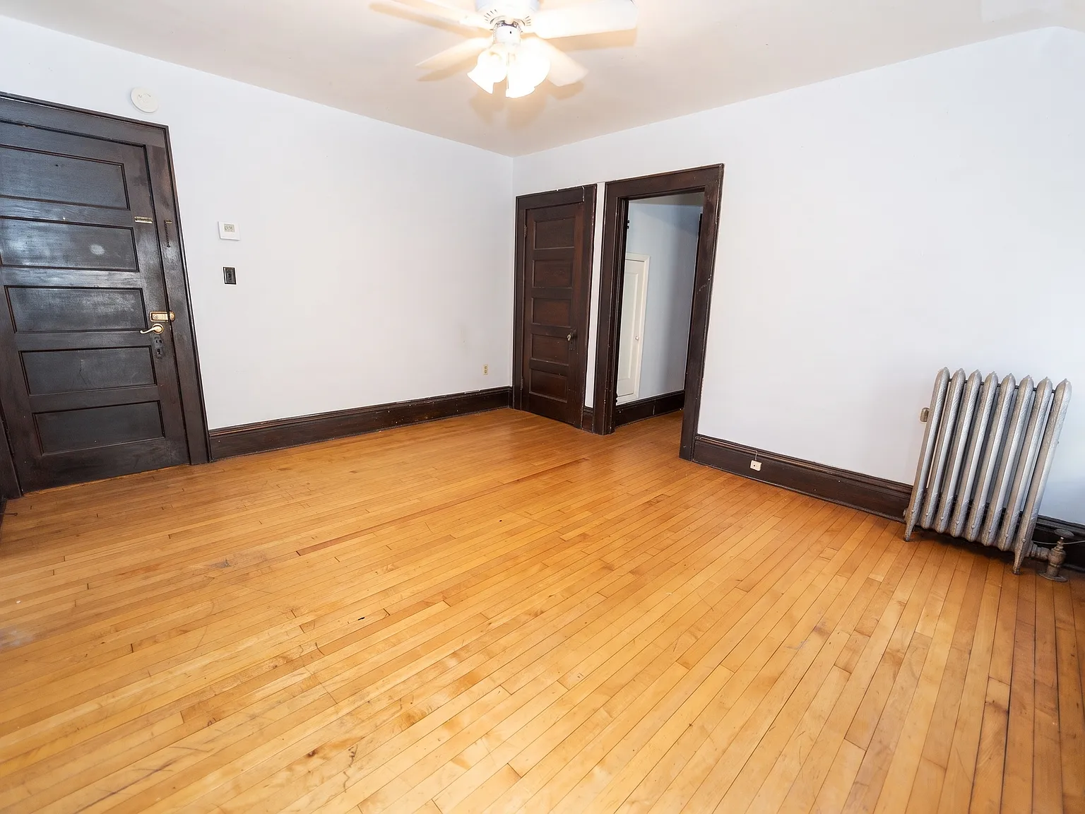 5 bed, 1590 sqft, $4,249 — Photo 3