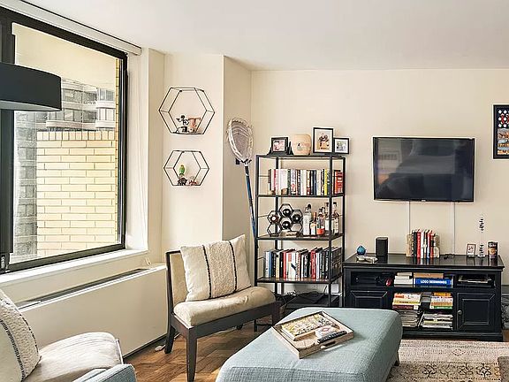 4th image of 311 E 38th St APT 8D