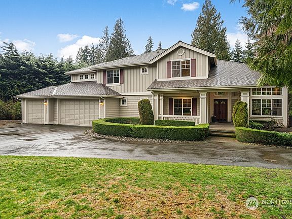 4 bedrooms upstairs, 3.75 bathrooms, main floor office, upstairs bonus room and lower level media room with kitchenette and wine cellar.>