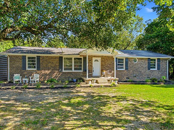 3rd image of 739 Scoutview Rd