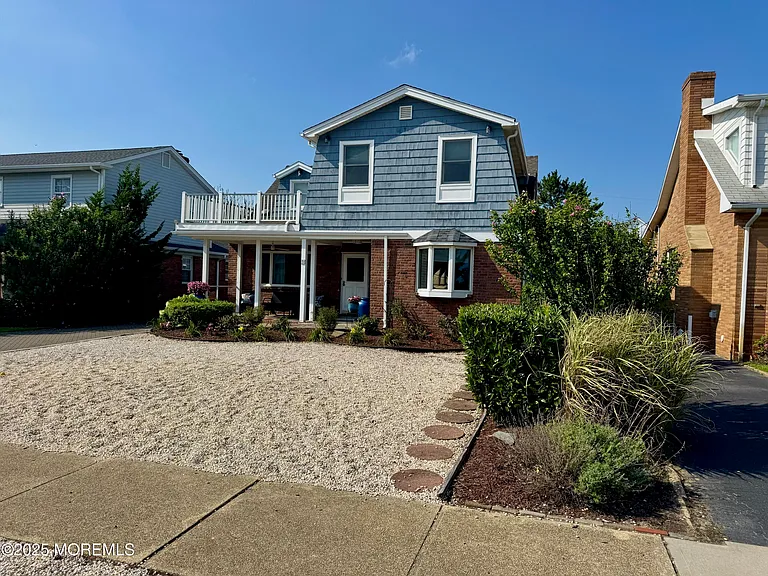 12 York Ave — Photo 2