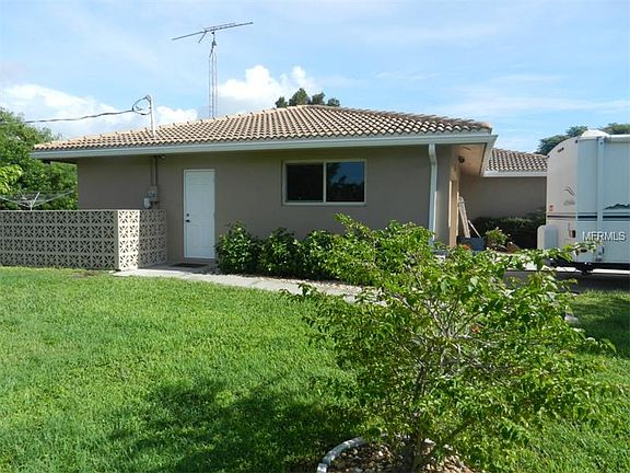 3rd image of 2701 Poinciana Ct