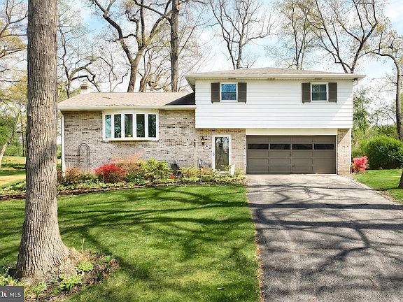 3rd image of 320 Holyoke Dr