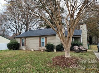 6913 Delta Lake Dr, Charlotte, NC 28215