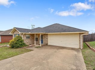 1108 Woodlands Park Dr, Lindale, TX 75771