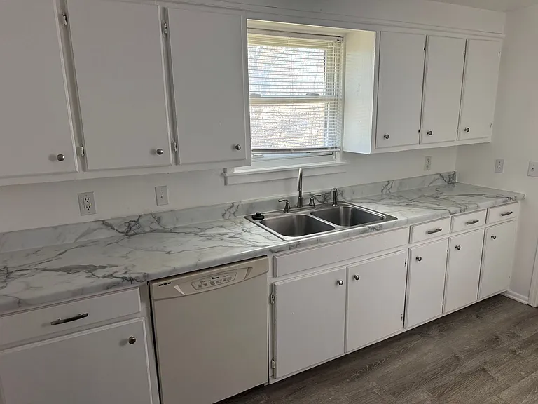 414 W College St — Photo 14