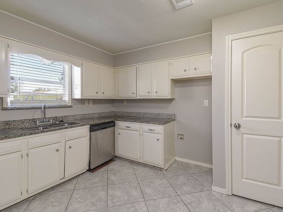 5th image of 208 17th Ave N