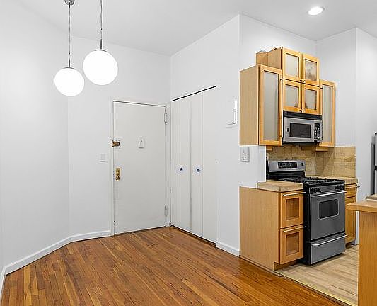 2nd image of 250 W 103rd St APT 1E