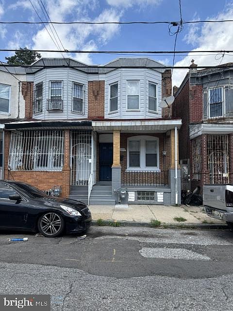 1st image of 1279 Everett St