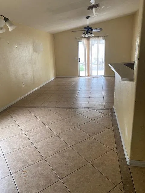 3 bed, 1377 sqft, $1,895 — Photo 2